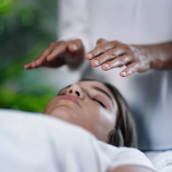 Imagem Quadrada Terapeuta Reiki Segurando Mãos Acima Cabeça Paciente Transferir — Fotografia de Stock