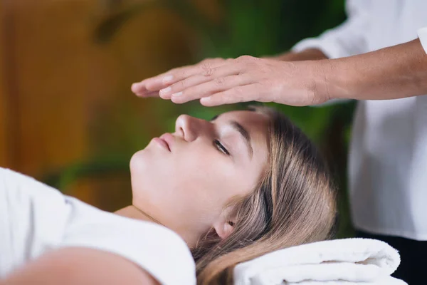 Imagem Horizontal Terapeuta Reiki Segurando Mãos Acima Cabeça Paciente Transferir — Fotografia de Stock