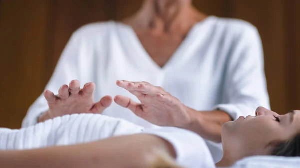 Profissional Reiki Curandeiro Fazendo Tratamento Reiki Para Mulher Jovem Centro — Fotografia de Stock