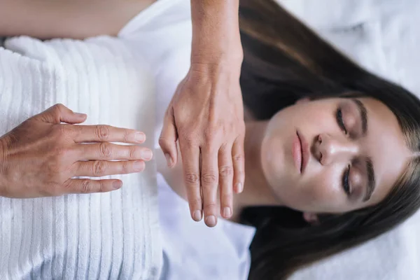 Prachtige Tienermeisje Reiki Spirituele Healing Sessie Reiki Therapeut Hand Hand — Stockfoto