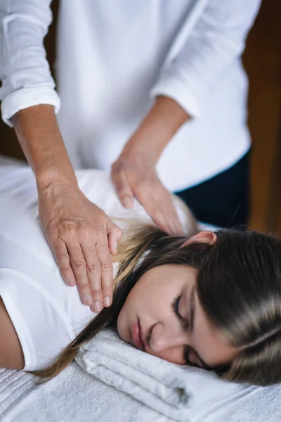 Vertikální Obrázek Ženské Reiki Terapeut Drží Ruce Nad Ramena Pacienta — Stock fotografie