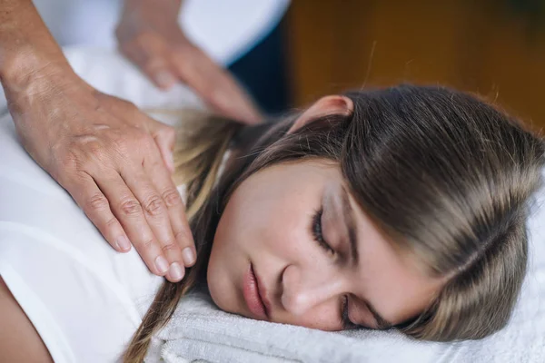 Vertikální Obrázek Ženské Reiki Terapeut Drží Ruce Nad Ramena Pacienta — Stock fotografie