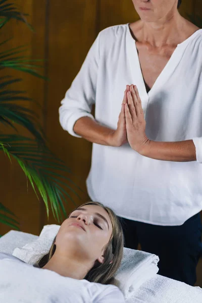 Teenagermädchen Das Mit Geschlossenen Augen Liegt Und Sich Einer Reiki — Stockfoto