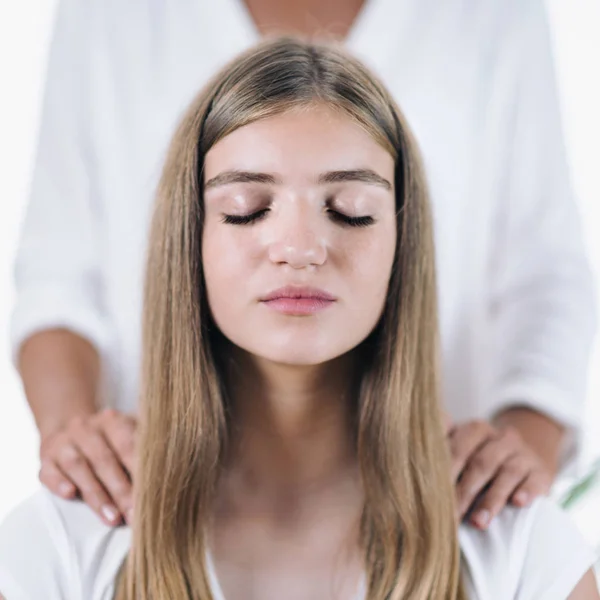 Vreedzame Meisje Zit Met Haar Ogen Gesloten Ontvangende Reiki Healing — Stockfoto
