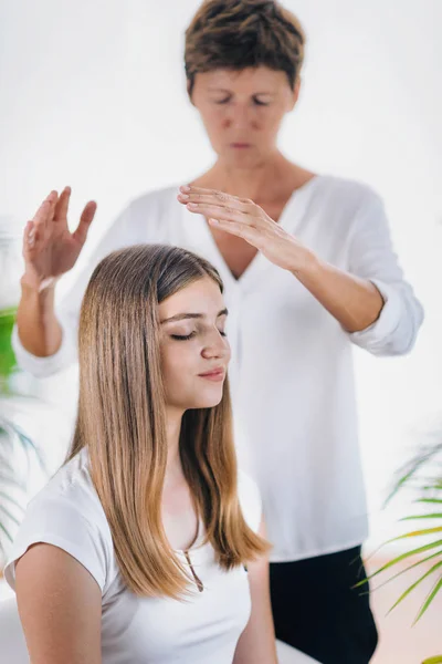 Horizontal Image Female Reiki Therapist Standing Holding Hands Head Beautiful — Stock Photo, Image