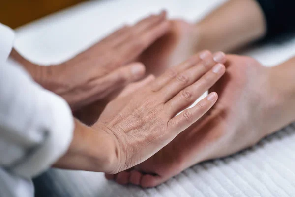 Mãos Reiki Terapeuta Cura Equilibrando Chakras Pés Conceito Cura Energética — Fotografia de Stock