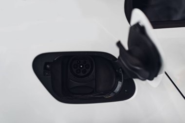 Elektrikli araç açılan tank ile yakın çekim 