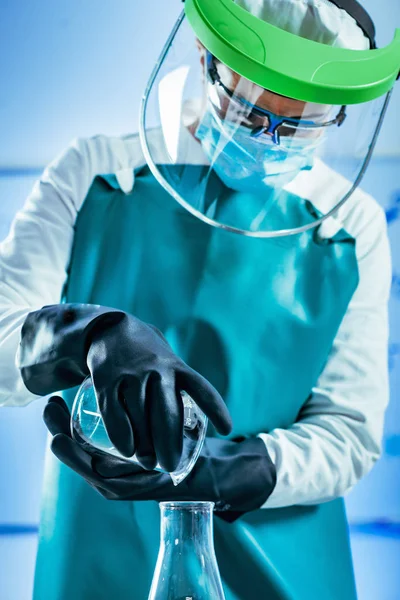 Cientista Que Trabalha Com Amostras Biológicas Laboratório — Fotografia de Stock