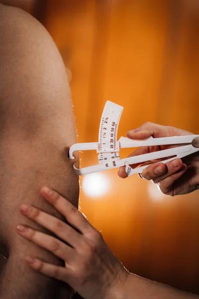 Measuring Body Fat Triceps Using Skinfold Thickness Caliper Male Athlete — Stock Photo, Image