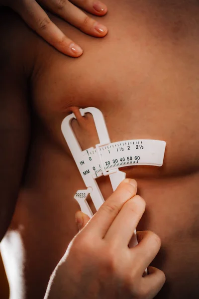 Measuring Body Fat Chest Using Skinfold Thickness Caliper Male Athlete — Stock Photo, Image