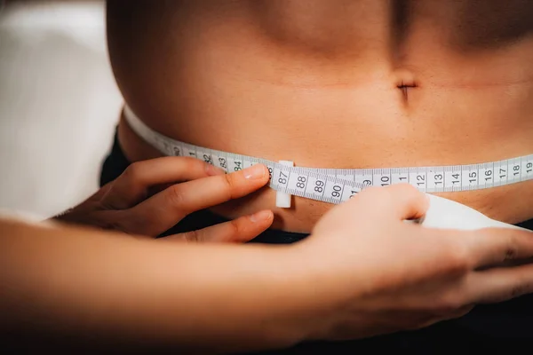 Measuring Waist Circumference Using Measurement Tape Male Athlete — Stock Photo, Image