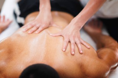 Spor masajı. Fizyoterapist atletin geri Masaj