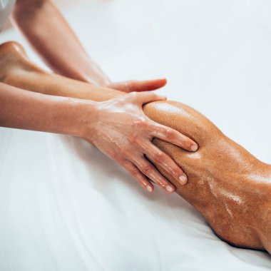 Bacak masaj. Fiziksel genç erkek atlet ayağı masaj terapist