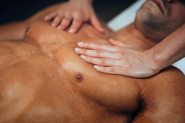 Fisioterapeuta Massageando Peito Atleta Masculino — Fotografia de Stock