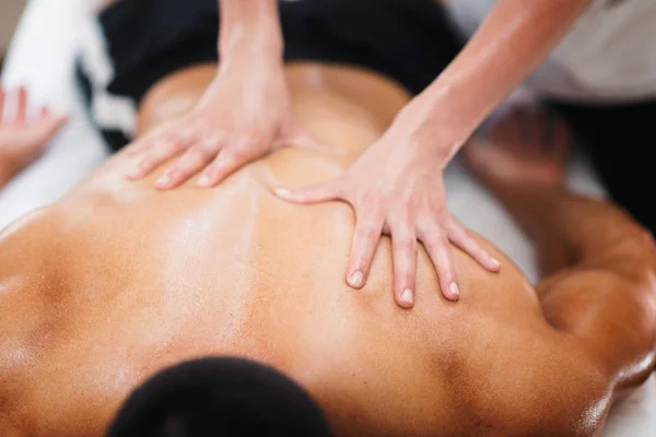 Masaje Deportivo Fisioterapeuta Masajeando Espalda Del Atleta —  Fotos de Stock