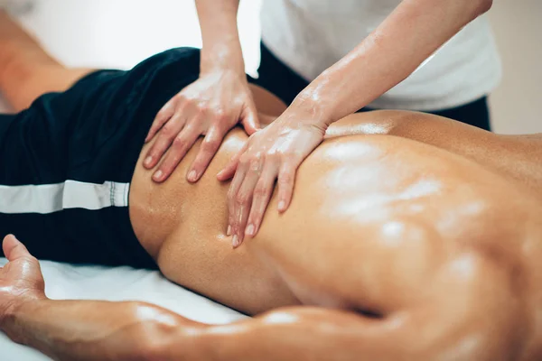 Massagem Desportiva Terapeuta Massageando Parte Inferior Das Costas — Fotografia de Stock