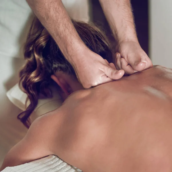 Feminino Desfrutando Relaxante Massagem Nas Costas Cosmetology Spa Center — Fotografia de Stock