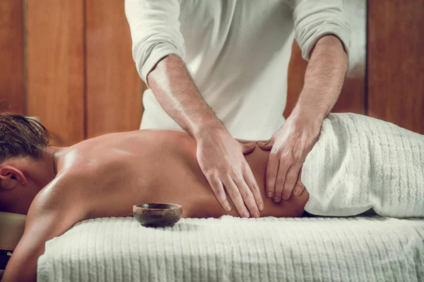 Young Woman Oiled Skin Having Relaxing Back Massage — Stock Photo, Image