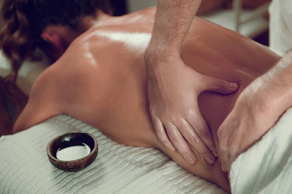 Vrouw Genieten Van Ontspannende Rug Massage Cosmetologie Spa Center — Stockfoto