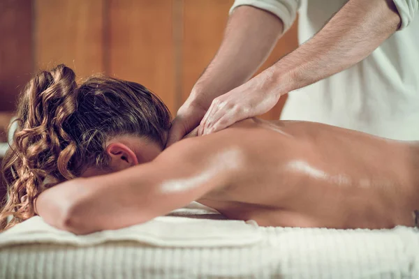 Close Young Woman Oiled Skin Having Relaxing Shoulders Neck Massage — Stock Photo, Image