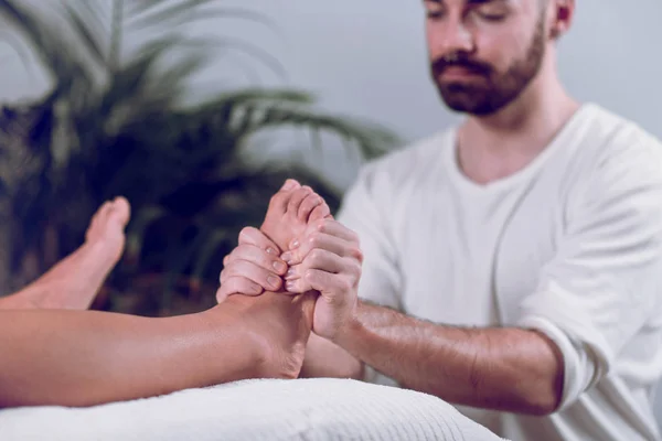 Massage Relaxant Des Pieds Dans Centre Spa Cosmétologie — Photo