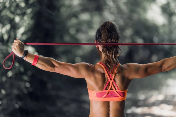 Buiten Trainen Vrouwelijke Atleet Oefenen Met Elastische Band Het Park — Stockfoto