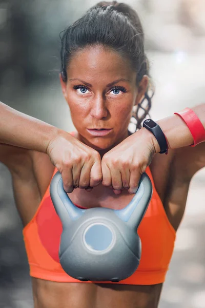 Buiten Trainen Vrouwelijke Atleet Uitoefenend Met Waterkoker Bell Het Park — Stockfoto