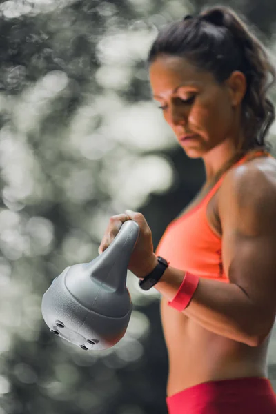 Buiten Trainen Vrouwelijke Atleet Uitoefenend Met Waterkoker Bell Het Park — Stockfoto