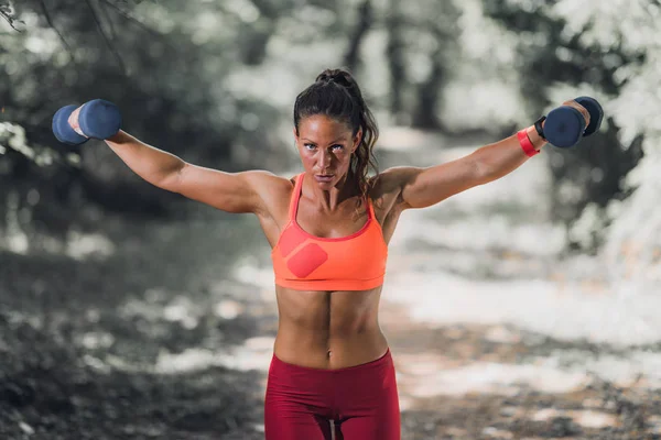 Bewegung Freien Sportlerin Trainiert Mit Kurzhanteln Park — Stockfoto