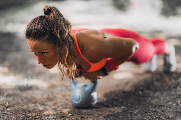 Buiten Trainen Vrouwelijke Atleet Uitoefenend Met Waterkoker Bell Het Park — Stockfoto