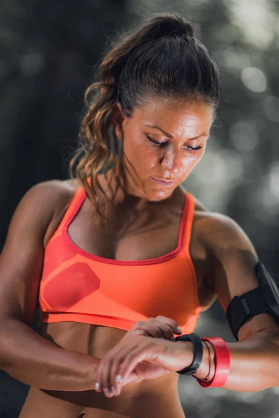 Buiten Trainen Vrouwelijke Atleet Fitness Band Met Haar Activiteiten Bijhouden — Stockfoto