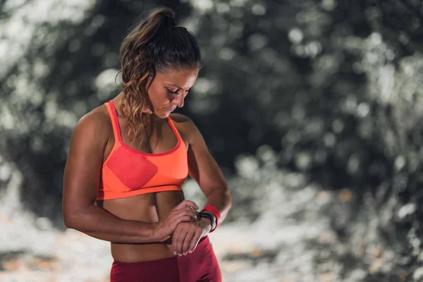 Buiten Trainen Vrouwelijke Atleet Fitness Band Met Haar Activiteiten Bijhouden — Stockfoto