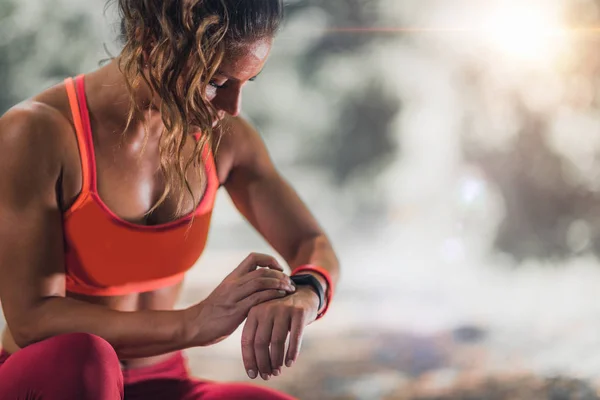 Ejercicio Aire Libre Atleta Femenina Usando Banda Fitness Para Rastrear — Foto de Stock