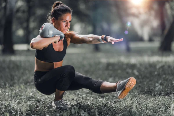 Buiten Trainen Vrouwelijke Atleet Uitoefenend Met Waterkoker Bell Het Park — Stockfoto