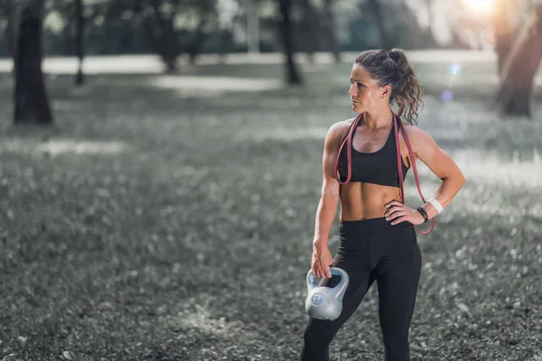 Vrouw Met Kettle Bell Elastische Band Buiten Training — Stockfoto