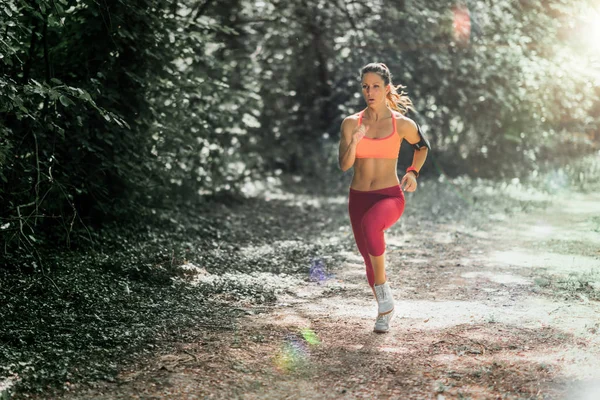 Genç Kadın Atlet Parkta Koşu — Stok fotoğraf