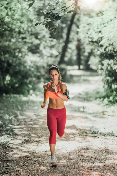 Jeune Athlète Féminine Faisant Jogging Dans Parc — Photo