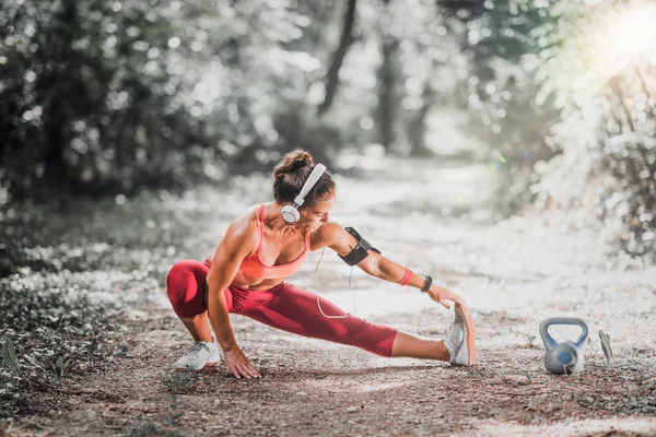 Junge Frau Dehnt Sich Nach Joggen Park — Stockfoto