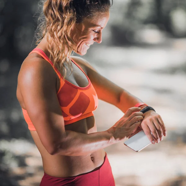 Mujer Comprobando Progreso Reloj Inteligente Después Entrenar Aire Libre — Foto de Stock