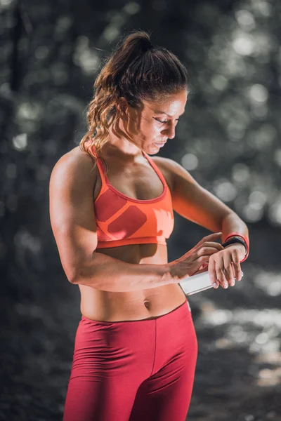 Mujer Comprobando Progreso Reloj Inteligente Después Entrenar Aire Libre — Foto de Stock