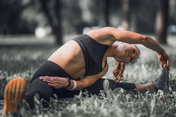 Dehnung Athletin Dehnt Sich Nach Dem Training — Stockfoto