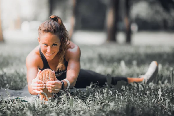 Germe Kadın Atlet Egzersiz Sonrası Germe — Stok fotoğraf