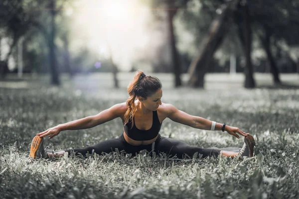 Dehnung Athletin Dehnt Sich Nach Dem Training — Stockfoto