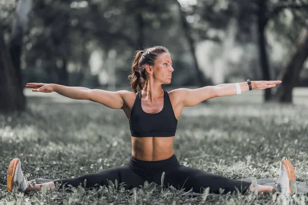 Germe. Kadın atlet egzersiz sonrası germe