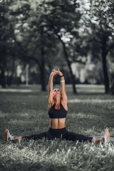 Dehnung Athletin Dehnt Sich Nach Dem Training — Stockfoto