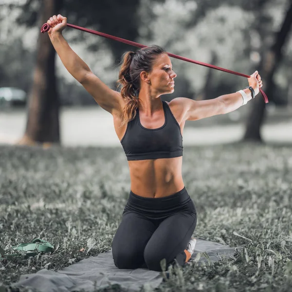 Alongamento Atleta Feminina Alongando Após Exercício — Fotografia de Stock