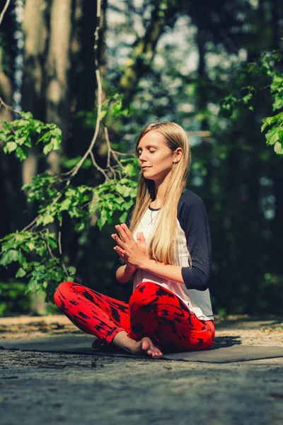 Positive Junge Frau Beim Meditieren Freien — Stockfoto