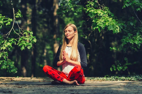 Mujer Joven Positiva Meditando Aire Libre —  Fotos de Stock