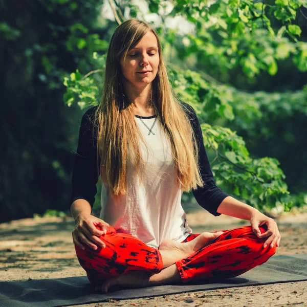 Mujer Joven Positiva Meditando Aire Libre —  Fotos de Stock