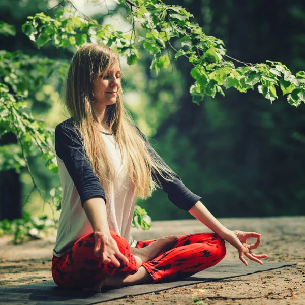 Позитивная Молодая Женщина Медитирует Открытом Воздухе — стоковое фото